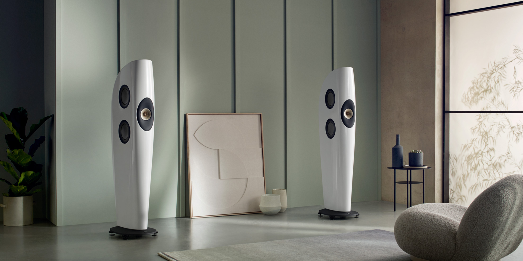 KEF Blade Two Meta High End Kule Tipi Hoparlör, Buz Beyazı / Şampanya renk seçeneği ile Hifilife'ta.