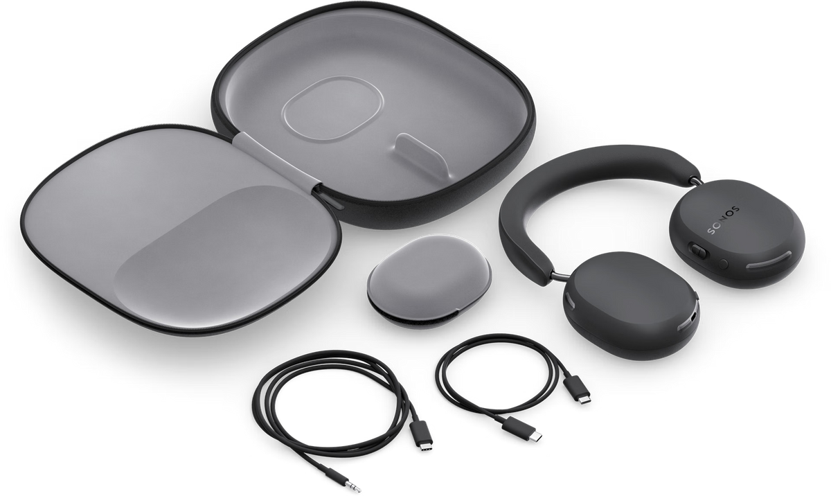 Sonos Ace Ultra kutu içeriği: kulaklık, taşıma çantası, kablo kesesi ve iki kablo